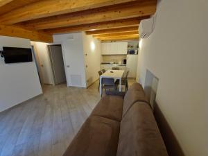 a living room with a couch and a table at casa antico borgo - appartamento 1 in Assenza di Brenzone