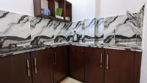 een keuken met 2 wastafels en een marmeren aanrecht bij Surf edge villa in Mawella +60 foto's