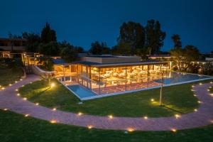 ein nachts mit Lichtern beleuchtetes Gebäude in der Unterkunft Is Molas Resort in Pula