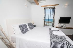 A television and/or entertainment centre at kito- transformed house on the water's edge Még 35 kép