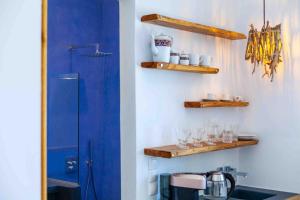 Una cocina o zona de cocina en Skiff - Transformed studio on the water's edge