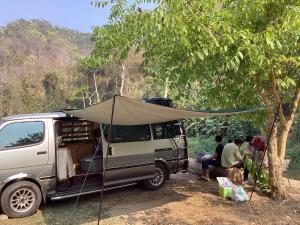 南奔My camper van 1的一辆厢式货车停在那里,车顶上搭着一个帐篷。