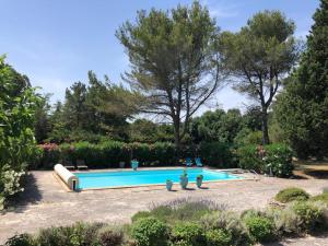 basen z dwoma hydrantami ognia w ogrodzie w obiekcie very pleasant provençal mas, typical to the region, with heated pool in saint remy de provence - 9 people w mieście Saint-Rémy-de-Provence