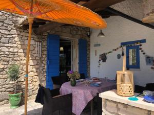 Patio lub wspólna przestrzeń na świeżym powietrzu w obiekcie very pleasant provençal mas, typical to the region, with heated pool in saint remy de provence - 9 people