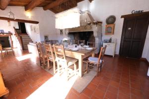 Kuchnia lub aneks kuchenny w obiekcie very pleasant provençal mas, typical to the region, with heated pool in saint remy de provence - 9 people