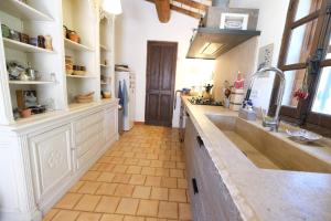 Kuchnia lub aneks kuchenny w obiekcie very pleasant provençal mas, typical to the region, with heated pool in saint remy de provence - 9 people