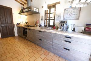 Kuchnia lub aneks kuchenny w obiekcie very pleasant provençal mas, typical to the region, with heated pool in saint remy de provence - 9 people