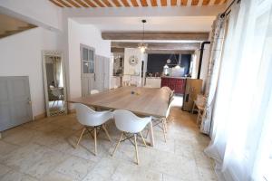 einen Esstisch und Stühle in der Küche in der Unterkunft charming provencal house with private pool for 4 people in cheval blanc, luberon. in Cheval-Blanc
