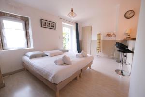ein Schlafzimmer mit einem Bett mit weißen Laken und einem Fenster in der Unterkunft charming provencal house with private pool for 4 people in cheval blanc, luberon. in Cheval-Blanc + 33 Fotos