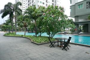 Πισίνα στο ή κοντά στο Great Choice and Strategic 1BR Apartment at Thamrin Residence By Travelio