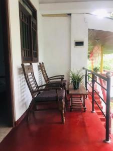 ヒッカドゥワにあるVilla Elena Innの家の前庭に座る椅子2脚