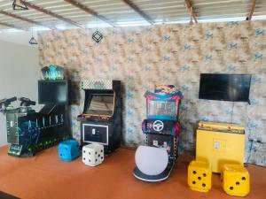 The Rare Ones, Bhalugaad Resort and game Zone的电视和/或娱乐中心