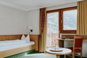 Postel nebo postele na pokoji v ubytování Hotel Tauernhof