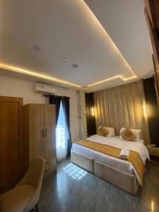 Lighthouse Inn and suites客房内的一张或多张床位