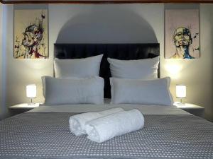 Una cama con dos almohadas y dos lámparas. en Clarendon Bright Apartment, en Ciudad del Cabo