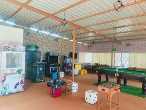 The Rare Ones, Bhalugaad Resort and game Zone内的一张台球桌