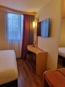 TV a/nebo společenská místnost v ubytování ibis Bordeaux Saint Emilion