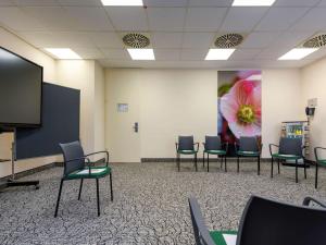 A television and/or entertainment centre at Mercure Hotel Erfurt Altstadt
