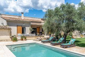 Bazén v ubytovaní magnificent individual villa with heated swimming pool, in aureille, in the alpilles - 10 persons alebo v jeho blízkosti