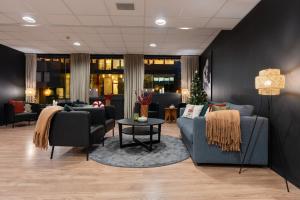 トロムソにあるEnter Skansen Hotelの長椅子とクリスマスツリーのある待合室