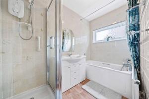 une salle de bain avec une baignoire, un lavabo et une douche dans l'établissement Peaceful Home in Looe with Stunning Views, à Looe 24 autres photos
