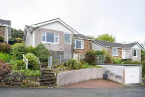 une maison avec un escalier en face de celle-ci dans l'établissement Peaceful Home in Looe with Stunning Views, à Looe