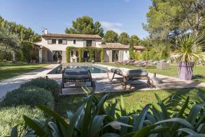 Κήπος έξω από το high standard provencal bastide with heated pool in lourmarin in the luberon, vaucluse. 10 people