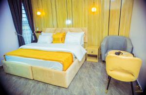 Lighthouse Inn and suites客房内的一张或多张床位