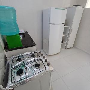 een kleine keuken met een fornuis en een koelkast bij Marreal in Arraial do Cabo