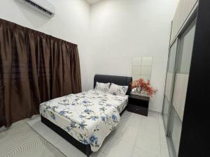 a bedroom with a bed and a window at Rumah Cemara by Impian Homestay in Sepang