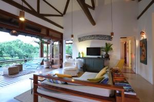 a living room with a couch and a table at Terravista Vilas Trancoso Casa 4 in Trancoso