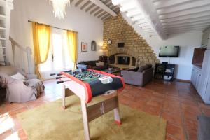 Televisyen dan/atau pusat hiburan di Slpendid villa with heated pool and Jacuzzi for 12 people in Saint-chamas