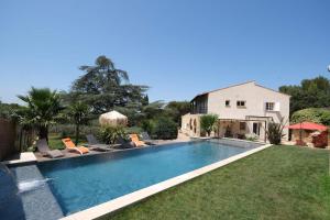 Kolam renang di atau dekat dengan Slpendid villa with heated pool and Jacuzzi for 12 people in Saint-chamas