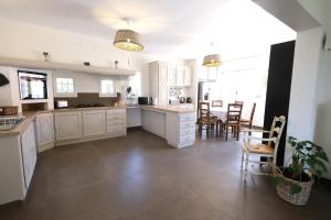 Dapur atau dapur kecil di Slpendid villa with heated pool and Jacuzzi for 12 people in Saint-chamas
