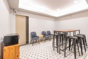 TV a/nebo společenská místnost v ubytování Mellow Poshtel - Kata Beach