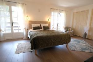 Katil atau katil-katil dalam bilik di Slpendid villa with heated pool and Jacuzzi for 12 people in Saint-chamas +52 gambar