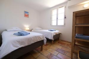 ルシヨンにあるAir-conditioned villa with private pool overlooking Roussillon - Luberon - 8 people.の窓のある部屋にベッドが2つある +33枚の写真