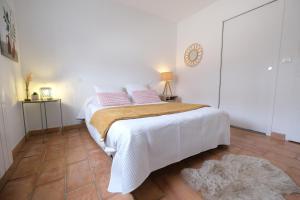 Ένα ή περισσότερα κρεβάτια σε δωμάτιο στο Nice villa with pool in Eyguieres Alpilles 6 people +32 φωτογραφίες