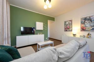 Et tv og/eller underholdning på Peschiera Fantasy Apartment's DesenzanoLoft Official Partner Homes & Villas by Marriott Bonvoy