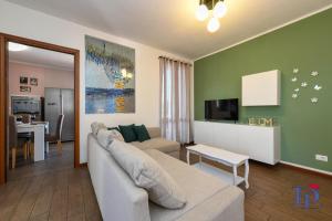 Et tv og/eller underholdning på Peschiera Fantasy Apartment's DesenzanoLoft Official Partner Homes & Villas by Marriott Bonvoy