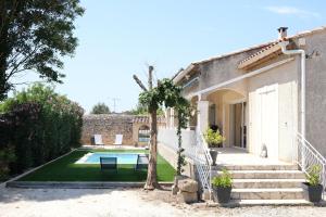 Πισίνα στο ή κοντά στο pretty detached house with swimming pool in the village of mouriès