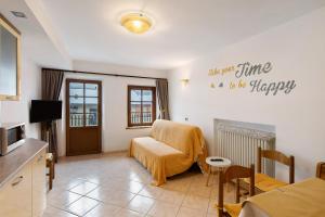 ein Wohnzimmer mit Sofa und Tisch in der Unterkunft Appartamenti Gg 3 in Livigno