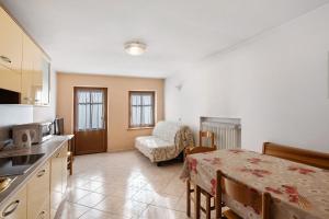 eine Küche und ein Wohnzimmer mit einem Bett und einem Tisch in der Unterkunft Appartamenti Gg 3 in Livigno