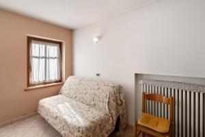 ein Wohnzimmer mit einem Stuhl und einem Heizkörper in der Unterkunft Appartamenti Gg 3 in Livigno