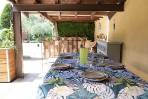 stół z talerzami i kieliszkami do wina w obiekcie Air-conditioned house with heated pool, Luberon, in Maubec – 6 people w mieście Maubec