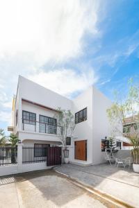 Casa blanca con patio en Psalms 23 Residence, en Bangkok