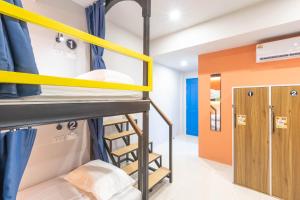 Postel nebo postele na pokoji v ubytování Mellow Poshtel - Kata Beach