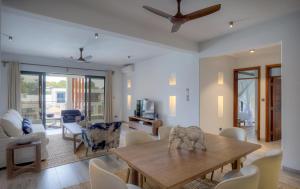 un salon avec une table et des chaises dans l'établissement Maharani Apartments, à Kwale