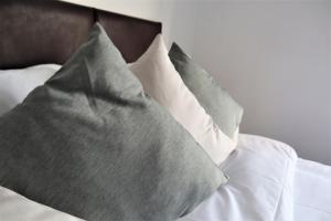 Un par de almohadas sentadas encima de una cama en Heron House, en Thrapston