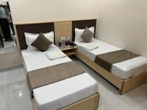 two beds in a hotel room with at Hotel Silver Moon-200 meter Jaipur Junction in Jaipur